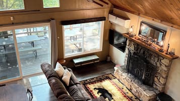 Smart-TV, Kamin, Bücher, Stereoanlage