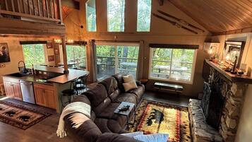 Smart-TV, Kamin, Bücher, Stereoanlage