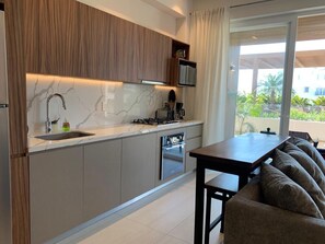 冷蔵庫、電子レンジ、オーブン、コンロ