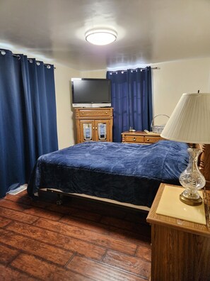 4 Schlafzimmer, Schreibtisch, Bügeleisen/Bügelbrett, WLAN