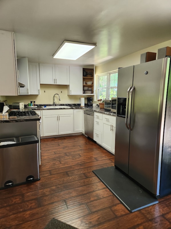 Refrigerador, microondas, horno y parrilla de estufa 