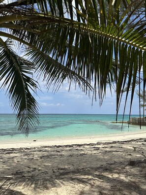 Sun-loungers, beach towels - Across the street from the Beach, New Condo with Pool (Nassau)