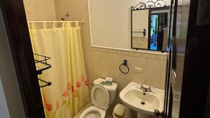 Triple Room, Courtyard View | Bathroom - Hotel Real Granada (Granada)