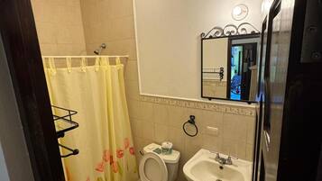 Triple Room, Courtyard View | Bathroom | Towels, soap, shampoo, toilet paper