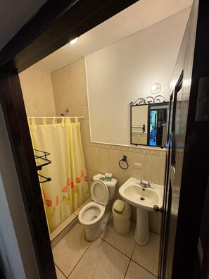 Triple Room, Courtyard View | Bathroom | Towels, soap, shampoo, toilet paper - Hotel Real Granada (Granada)