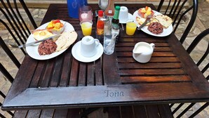 Free daily local cuisine breakfast - Hotel Real Granada (Granada)