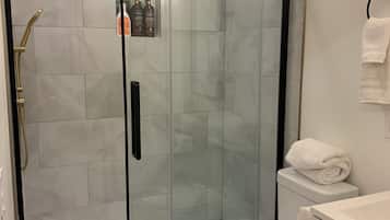 Secador de cabelo, toalhas de banho, sabonete, papel higiênico
