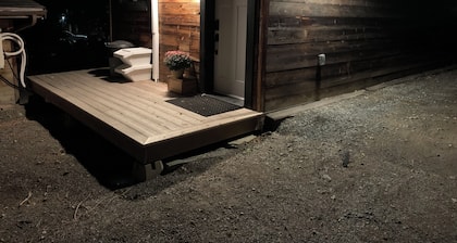 Cozy cabin with WiFi and AC in beautiful, natural Cranbrook