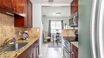 Een magnetron, een oven, een koffiezetapparaat/waterkoker