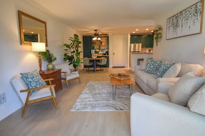 Smart TV, fireplace, video games, foosball - Green Lotus - Family Fun - Beach - Pool - Games! (Oceanside)