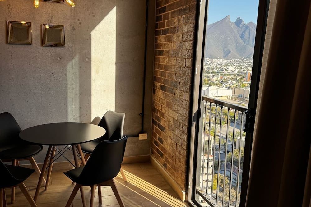 Stylish Private Room City Views & Prime Location