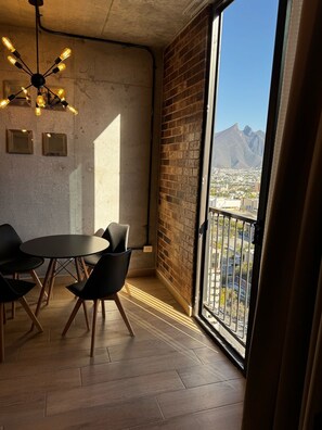 Appartamento Deluxe, balcone, vista città | Sala da pranzo