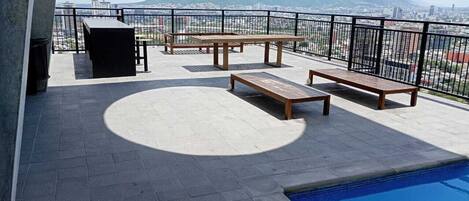 Una piscina al aire libre