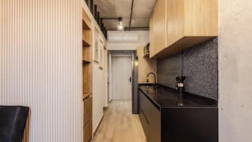 豪華公寓, 陽台, 城市景觀 | 私人廚房 | 大型冰箱、微波爐、鍋具/餐盤/廚房用品