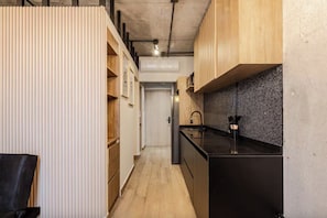 Apartament Deluxe, balcó, vistes a la ciutat | Cuina privada | Frigorífic gran, microones i utensilis de cuina, vaixella i coberteria