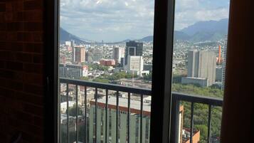 Apartamento luxo, sacada, vista para a cidade | Vista do quarto