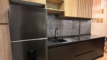 Apartamento Deluxe, balcón, vistas a la ciudad | Cocina privada | Frigorífico grande, microondas y utensilios de cocina