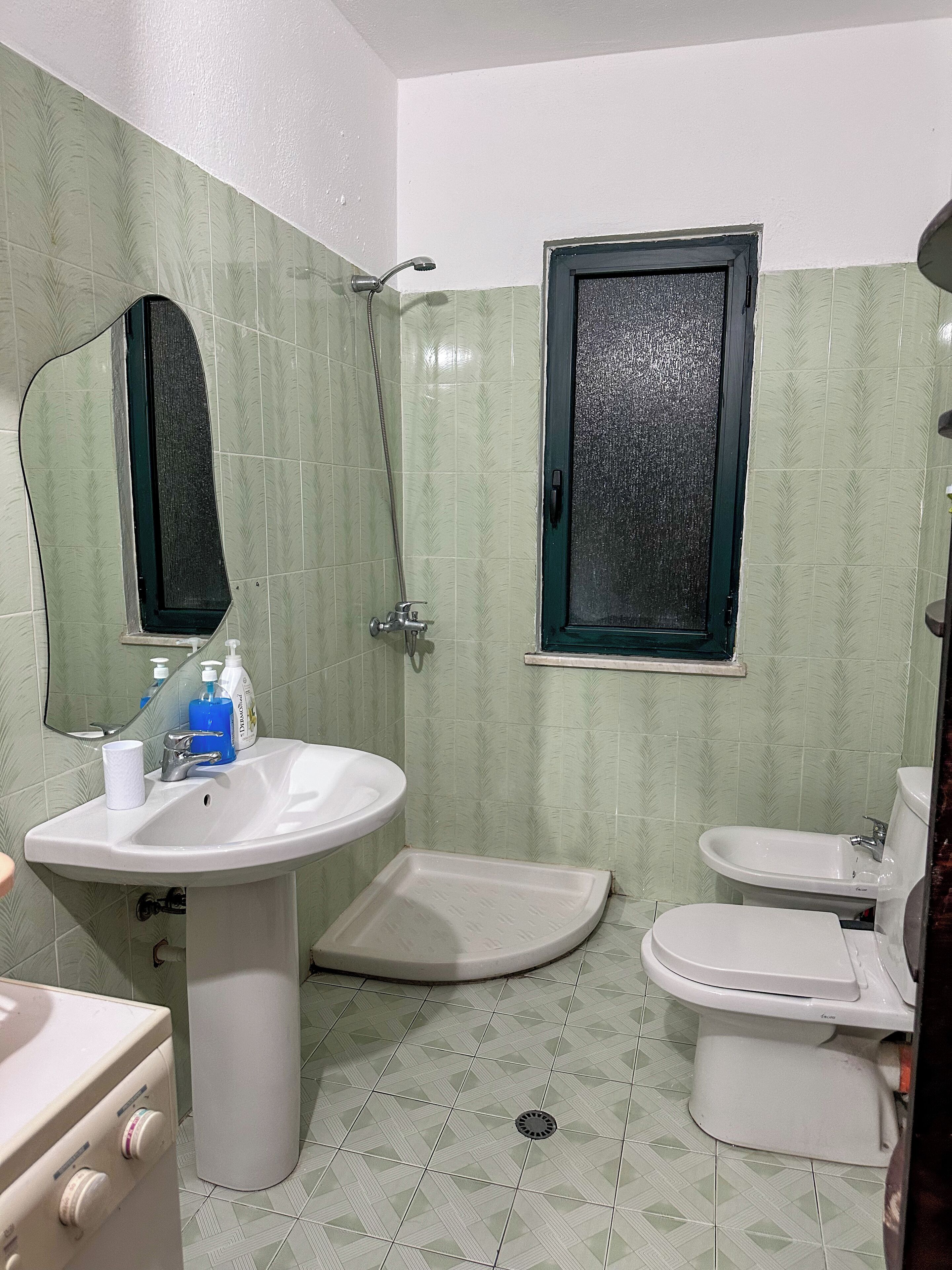 Sèche-cheveux, serviettes fournies, savon, papier toilette