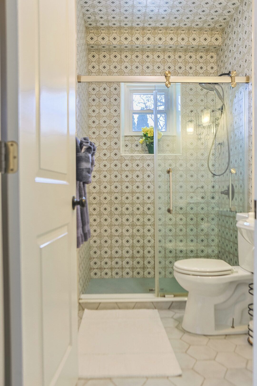 Een douche, een haardroger, handdoeken, zeep