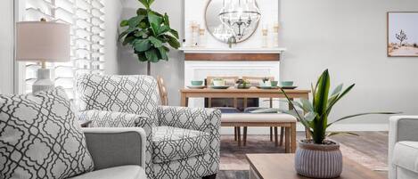 Smart-TV, Kamin, Bücher