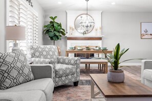 Smart TV, chimenea y libros 
