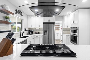Refrigerador, microondas, horno y parrilla de estufa 