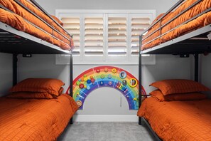 4 slaapkamers, een strijkplank/strijkijzer, reisbedje, gratis wifi