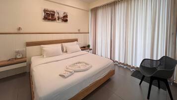 Premium bedding, iron/ironing board, free WiFi, bed sheets