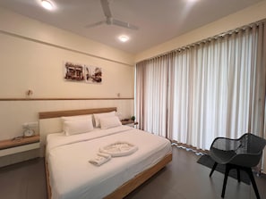 Premium bedding, iron/ironing board, free WiFi, bed sheets