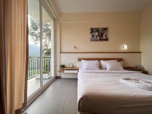 Premium bedding, iron/ironing board, free WiFi, bed sheets - Mountain Serenity (Vythiri)