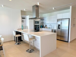 Geladeira, micro-ondas, fogão, cooktop