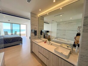 3 bedrooms, in-room safe, iron/ironing board, WiFi