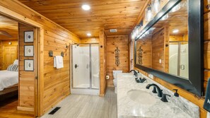 Douche, baignoire à jets, sèche-cheveux, serviettes fournies