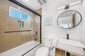 Articles de toilette gratuits, sèche-cheveux, serviettes fournies, savon