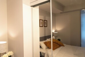 1 dormitorio, tabla de planchar con plancha, wifi y ropa de cama