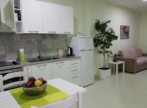 Căn hộ tiện nghi đơn giản, ban công, quang cảnh bãi biển | Bếp riêng