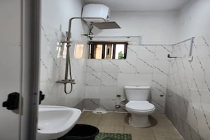 Douche, sèche-cheveux, serviettes fournies, savon