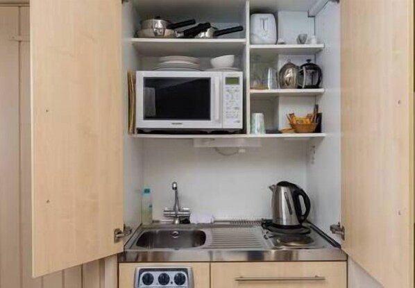 Fridge, microwave, oven, coffee/tea maker
