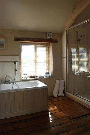 Dusj, hårføner og håndklær