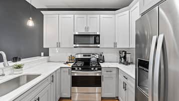 House, Multiple Beds, Patio, City View | Private kitchen | Fridge, microwave, oven, stovetop