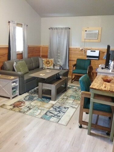 River Bungalow in lovely Dunn's Eddy, Youngsville with AC, WiFi & Fire ring.