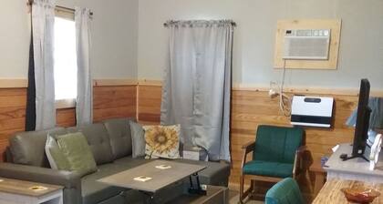 River Bungalow in lovely Dunn's Eddy, Youngsville with AC, WiFi & Fire ring.