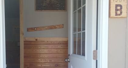 River Bungalow in lovely Dunn's Eddy, Youngsville with AC, WiFi & Fire ring.