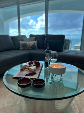 Smart TV - Spacious Oceanfront Condo @ Las Olas, Pools & Gym (B.C.)