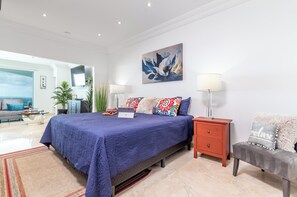 2 slaapkamers, een bureau, een strijkplank/strijkijzer, reisbedje