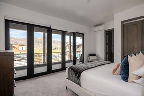 6 bedrooms, iron/ironing board, free WiFi, bed sheets