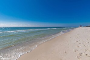 Playa en los alrededores y toallas de playa 