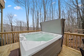 Outdoor spa tub - Updated Home with Mountain Views (Beech Mountain)