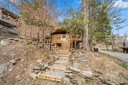Charming Beech Mtn Home w/ Hot Tub, Fire Table, Pet-Friendly & Private Deck