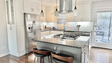 Micro-ondes, four, plaque de cuisson, lave-vaisselle